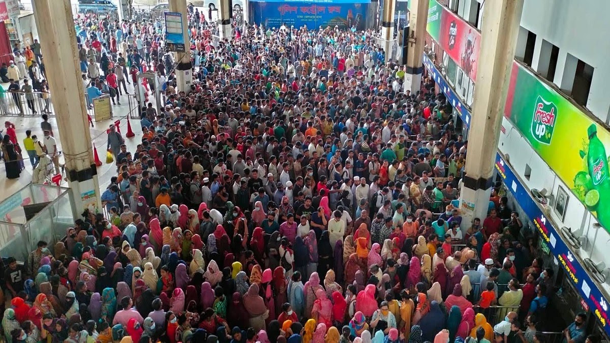 টিকিট না দিয়ে খোশগল্পে মত্ত কাউন্টারকর্মী, প্রতিবাদ করায় লাঞ্ছনার শিকার সাংবাদিক