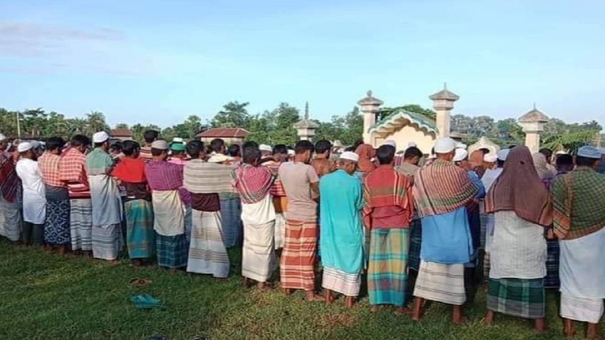 নামাজ পড়ে বৃষ্টি কামনা করলেন নওগাঁর তাপদাহে অতিষ্ঠ মানুষ