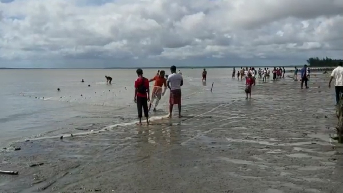 সমুদ্রে গোসলে নেমে নিখোঁজ এনএসআই কর্মকর্তা ও তার ভায়রার মেয়ে, উদ্ধার ৩