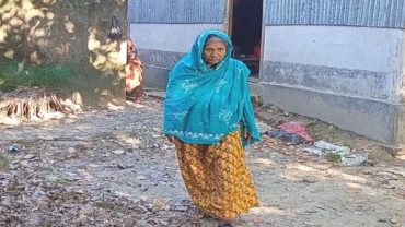 জমি লিখে নিতে ছেলে-বউয়ের নির্যাতন; ৩ বছর বাড়িছাড়া মা
