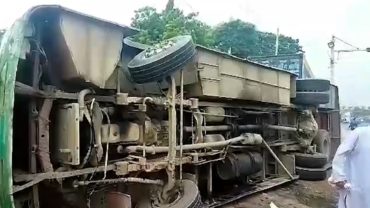 যাত্রাবাড়ীতে বাস উল্টে ১৯ যাত্রী আহত