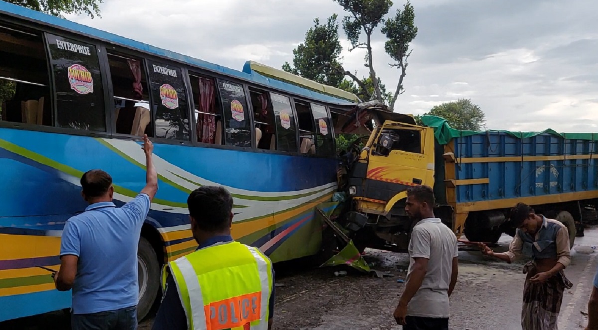 ঢাকা-আরিচা মহাসড়কে বাস-ট্রাকের মুখোমুখি সংঘর্ষ, আহত অন্তত ১৫
