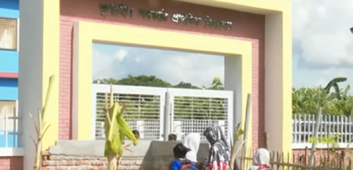 খেলার মাঠে কলাগাছ রোপন, এবার বিদ্যালয়ের প্রবেশ পথই বন্ধ করে দিলো প্রভাবশালীরা