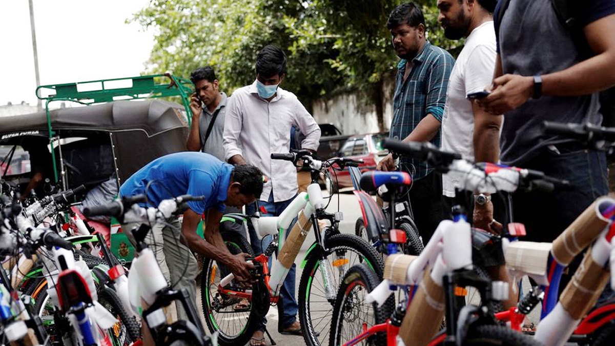 জ্বালানির অভাবে সাইকেলে ঝুঁকছেন লঙ্কানরা