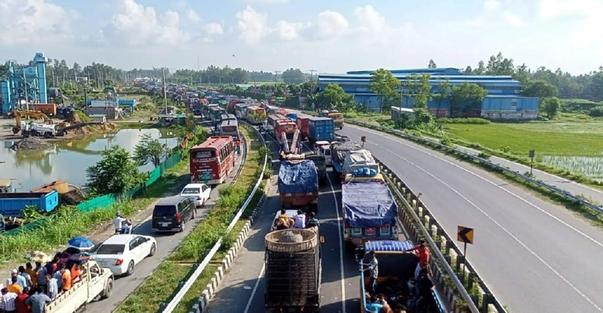 টাঙ্গাইলে ২৫ কিলোমিটার থেমে থেমে চলছে গাড়ি