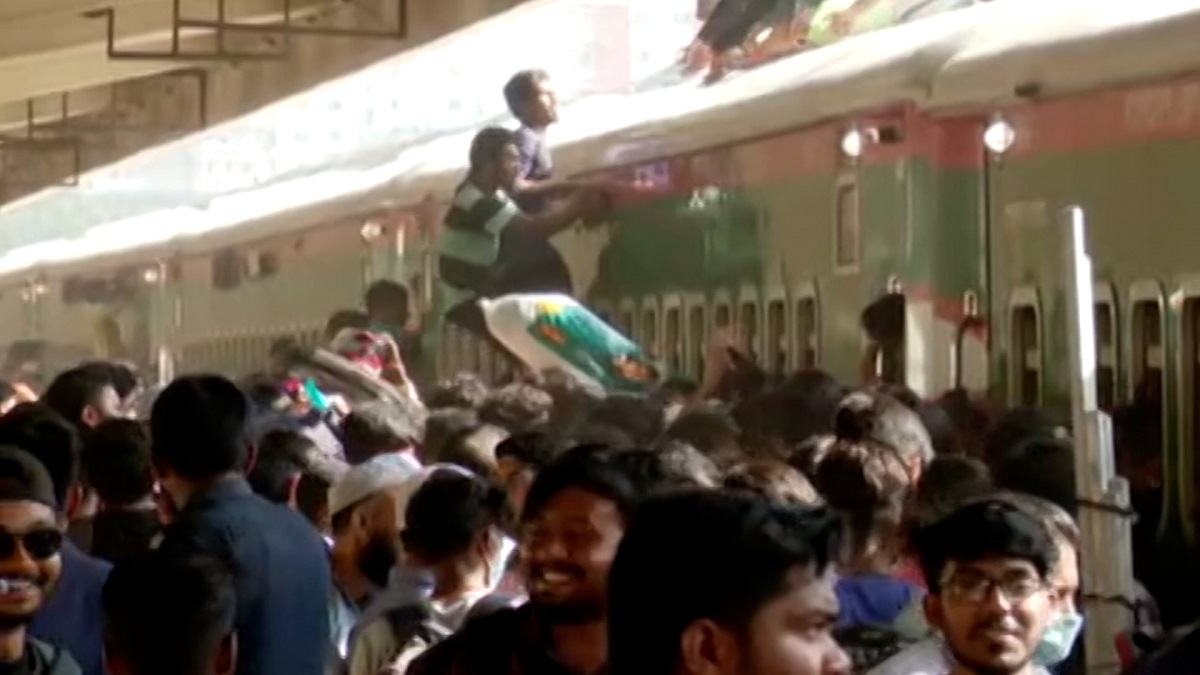 ট্রেনে যাত্রীদের উপচে পড়া ভিড়; যারা ছাদে উঠছেন তাদের নামিয়ে দেয়া হচ্ছে