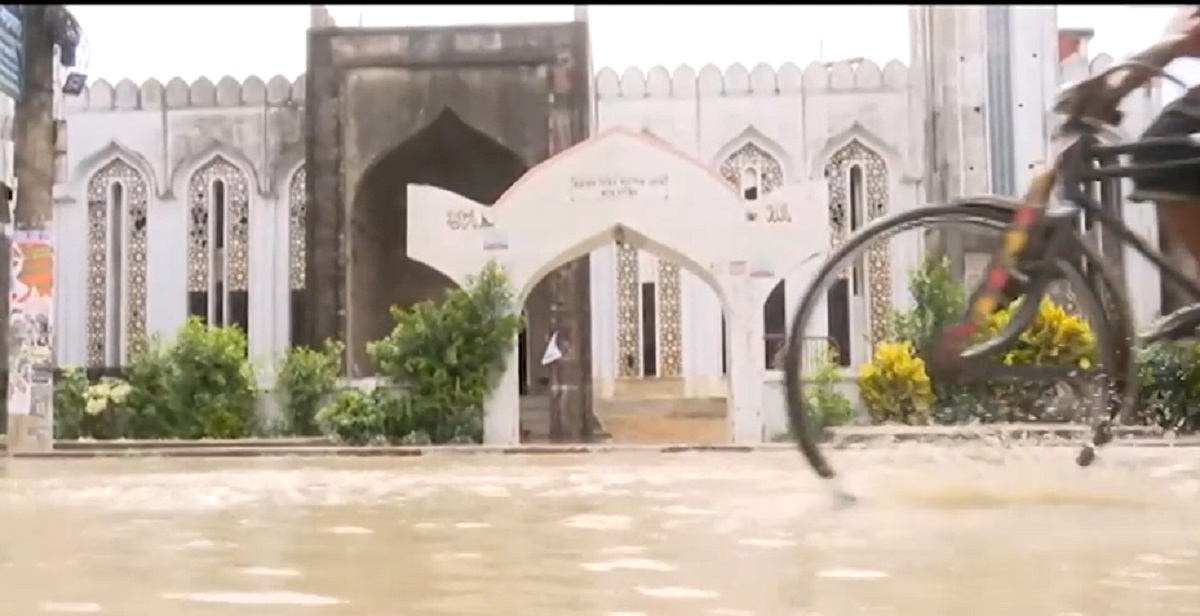 বৃষ্টি ছাড়াই দু’বেলা পানিতে তলিয়ে যায় চট্টগ্রাম মহানগরীর একাধিক এলাকা