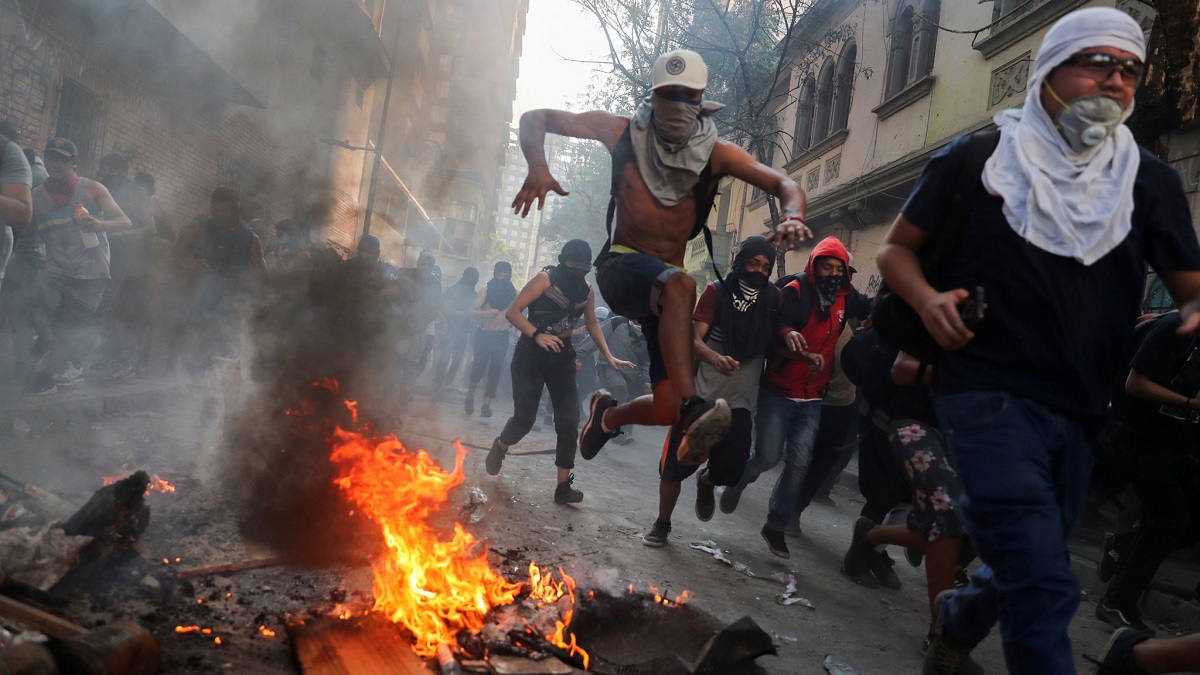 চিলিতে বিক্ষোভরত শিক্ষার্থীদের সাথে পুলিশের ব্যাপক সংঘর্ষ