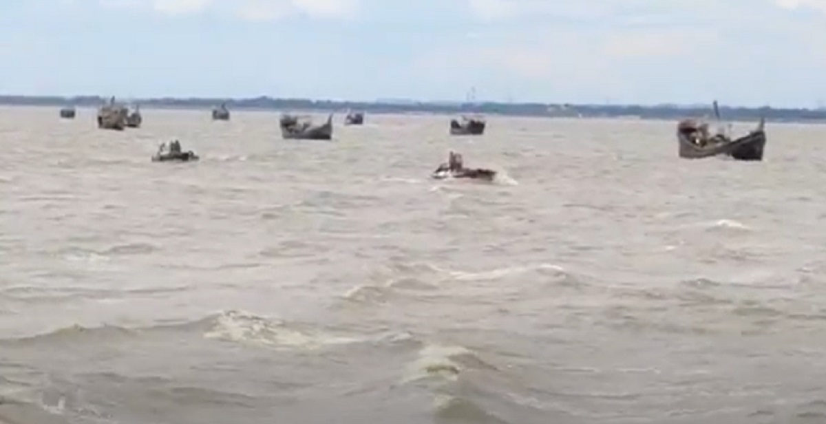 বঙ্গোপসাগরে ট্রলার ডুবি, নিখোঁজ ১১