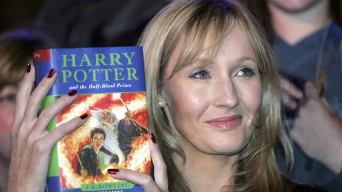 রুশদির ওপর হামলার নিন্দা জানানোয় জে কে রাউলিংকে প্রাণনাশের হুমকি