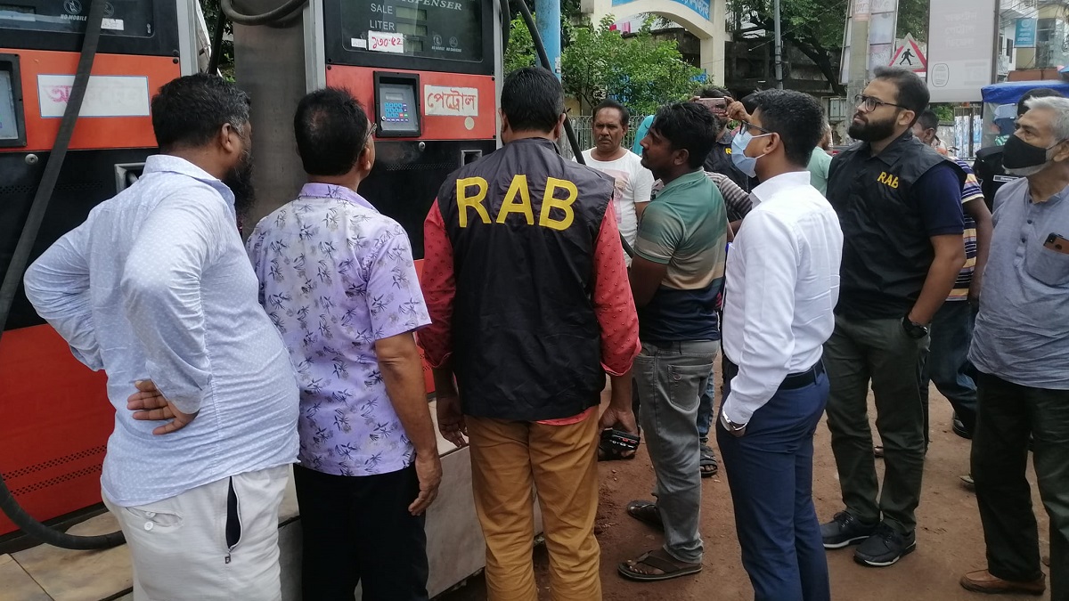 ঝিনাইদহে তেল কম দেওয়ায় দুই পাম্পকে ১ লাখ টাকা জরিমানা