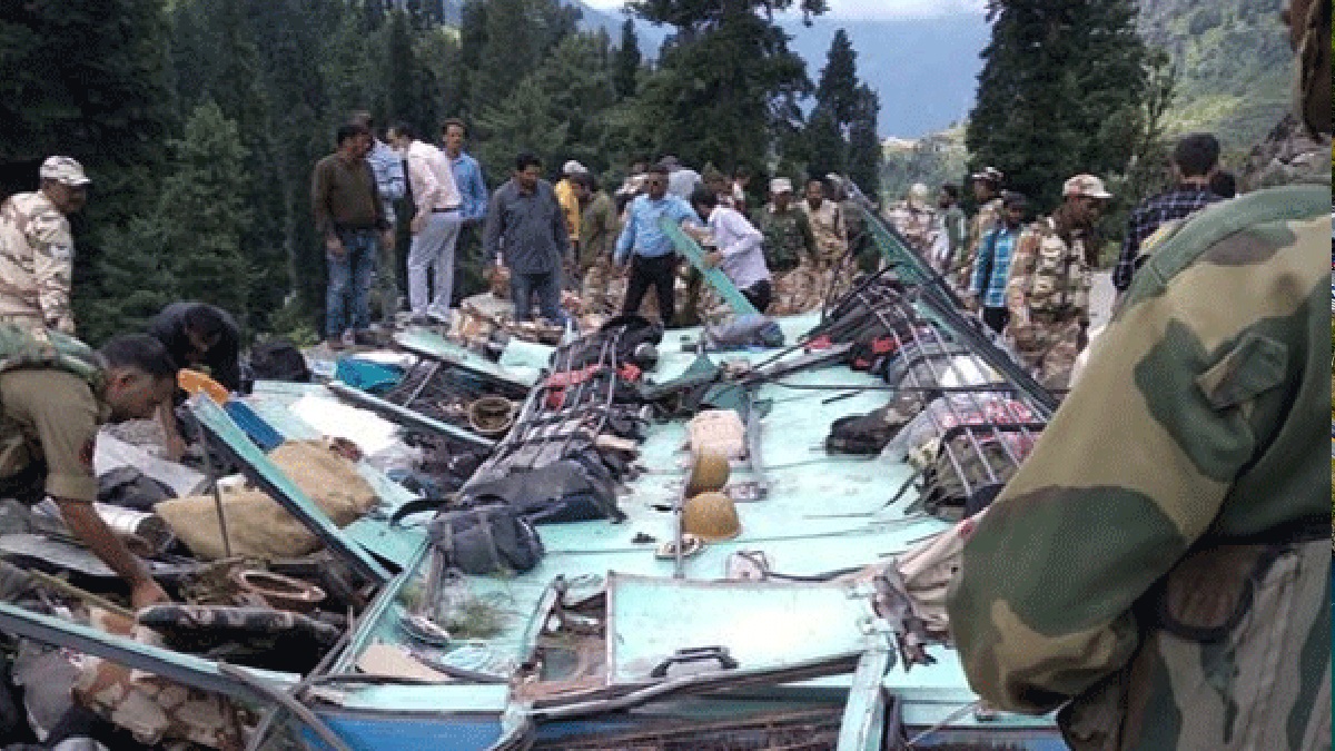 জম্মু-কাশ্মিরে নিরাপত্তা বাহিনীর সদস্যদের বহনকারী বাস খাদে, ৬ জন নিহত