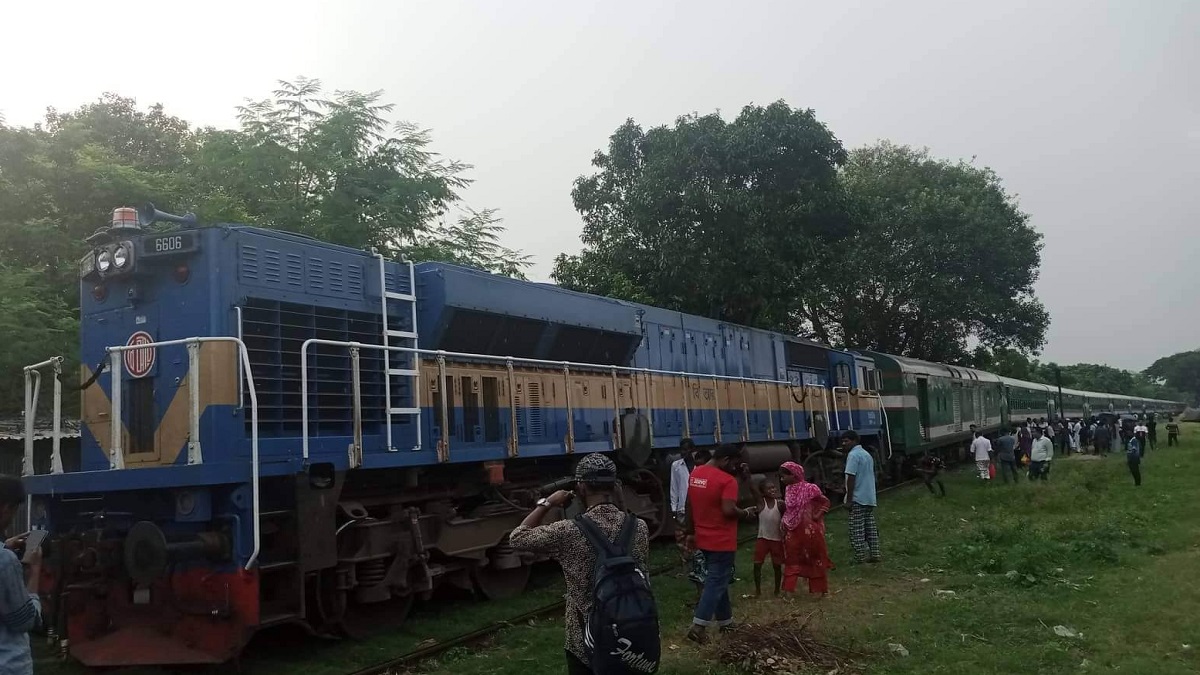 নাটোরে যাত্রীবাহী ট্রেনের ইঞ্জিন লাইনচ্যুত, রেল যোগাযোগ স্বাভাবিক