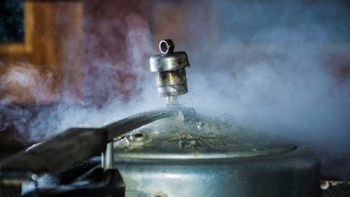 প্রেশার কুকারে রান্নার সময় ভেতরের তরল উতলে পড়া রোধ করবেন যেভাবে