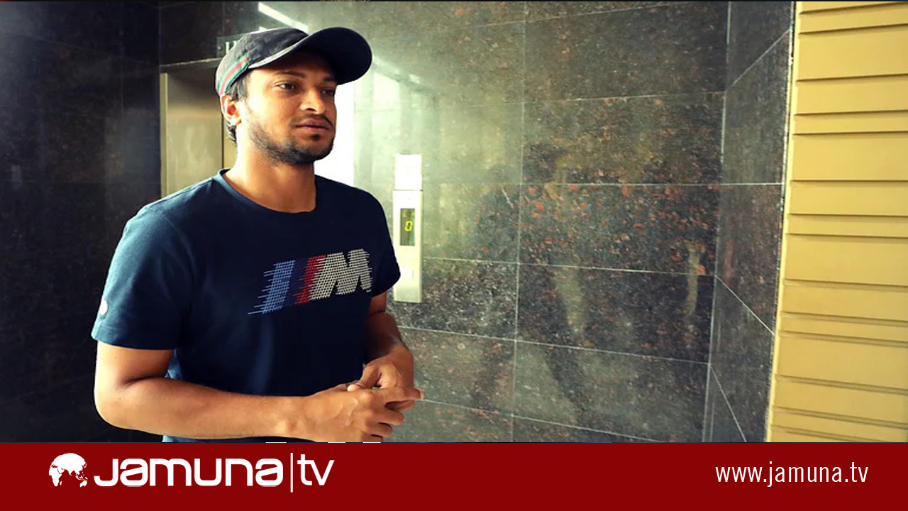 গভীর রাতে দেশে ফিরলেন সাকিব