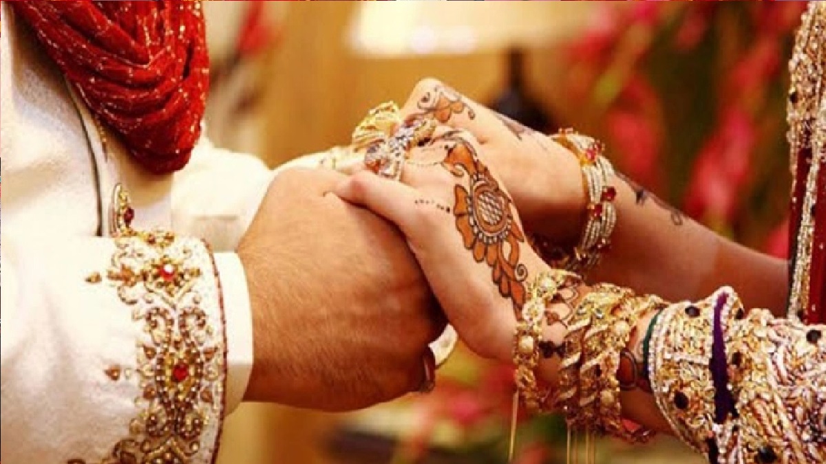 বাঁকুড়ায় পরকীয়া প্রেমিকের সাথে স্ত্রীকে বিয়ে দিলেন স্বামী