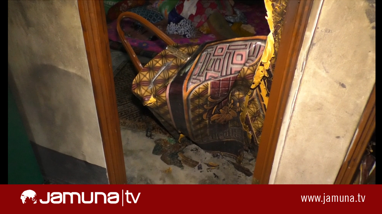 গভীর রাতে ইউপি সদস্যের ঘরে আগুন, চাঞ্চল্যকর খুন