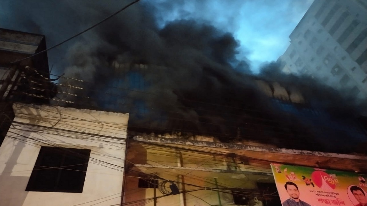 ২ ঘণ্টা পর নিয়ন্ত্রণে আসলো বিজয়নগরের আগুন