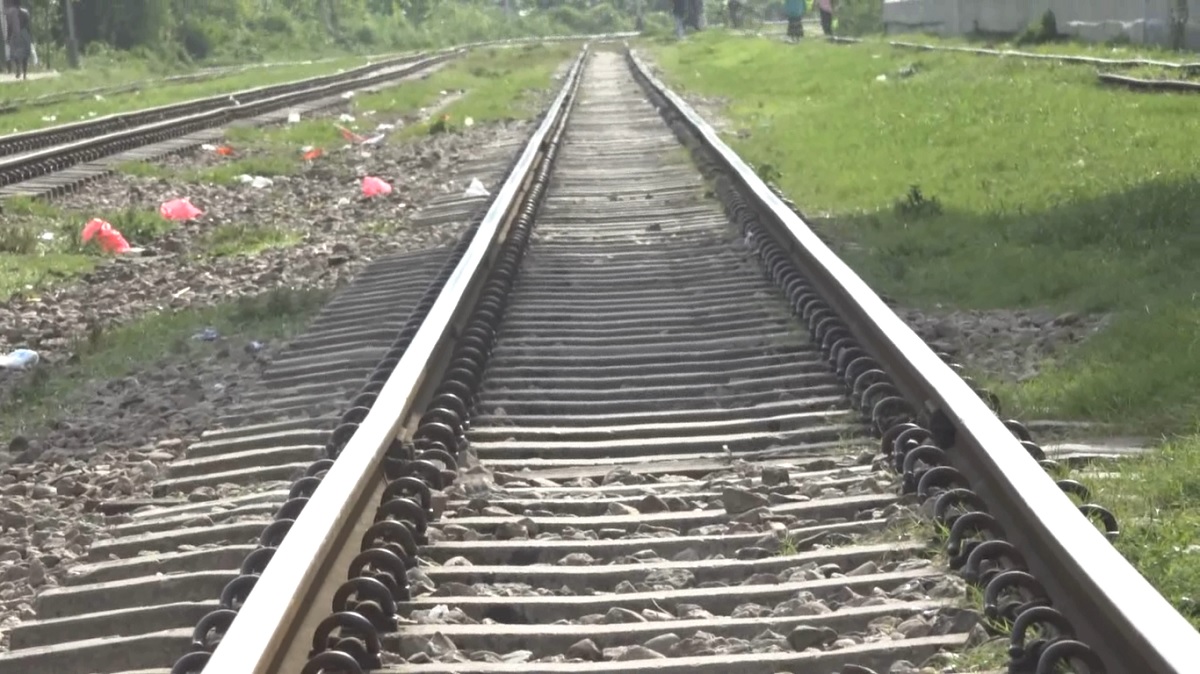 অতিরিক্ত গরমে বেঁকে গেলো রেললাইন, দুই ঘণ্টা রেল যোগাযোগ ব্যাহত