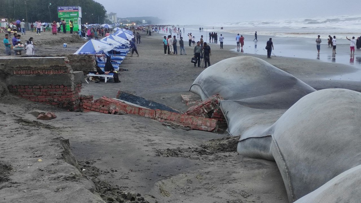 কক্সবাজার সৈকতে ব্যাপক ভাঙন, পর্যটকদের সতর্কবার্তা
