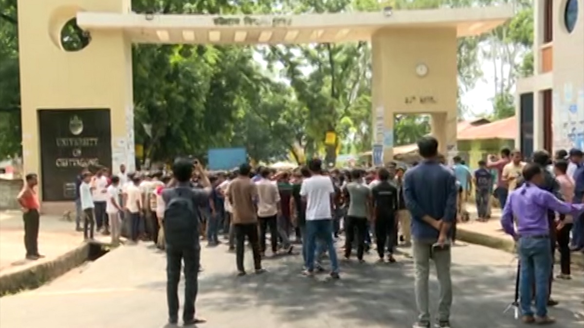 চবিতে আজও বিক্ষোভ করছে ছাত্রলীগের কমিটিতে পদবঞ্চিতরা