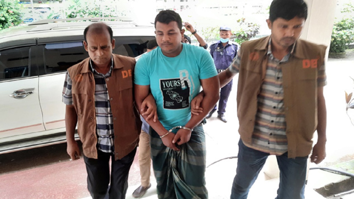 চলন্ত বাসে ডাকাতি ও ধর্ষণের ঘটনায় পাঁচদিনের রিমান্ডে রাজা মিয়া