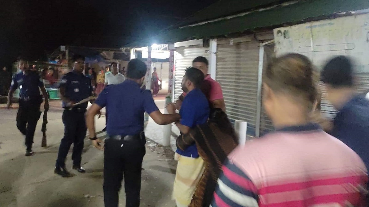 আসামি গ্রেফতার করতে গিয়ে দোকানে অবরুদ্ধ ২ পুলিশ; দেড় ঘণ্টা পর উদ্ধার