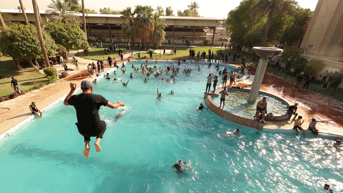 শ্রীলঙ্কার মতো এবার ইরাকেও প্রেসিডেন্ট ভবনে বিক্ষোভকারীদের তাণ্ডব (ভিডিও)