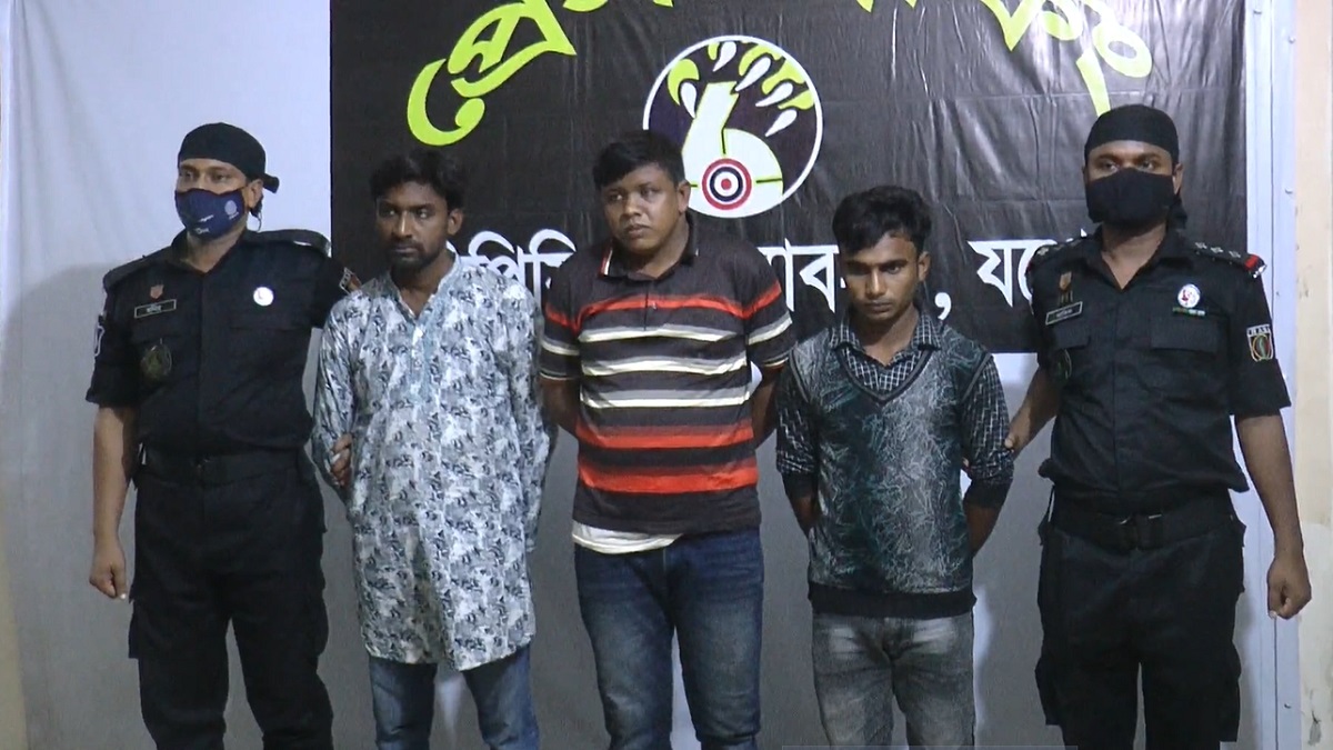 যশোরে ব্যাংকের সামনে ডাকাতির প্রস্তুতি, বিদেশি পিস্তলসহ আটক ৩