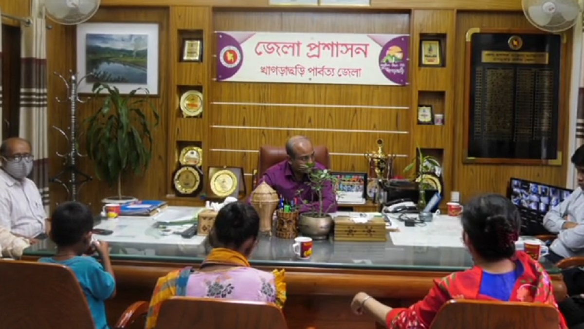 খাগড়াছড়ির সেই অভাবতাড়িত মায়ের হাতে এক লাখ টাকা তুলে দিলো জেলা প্রশাসন