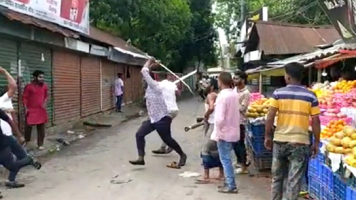 মাদারীপুরে বিএনপির কর্মী সমাবেশে কেন্দ্রীয় নেতাদের উপস্থিতিতেই দুর্বৃত্তদের হামলা