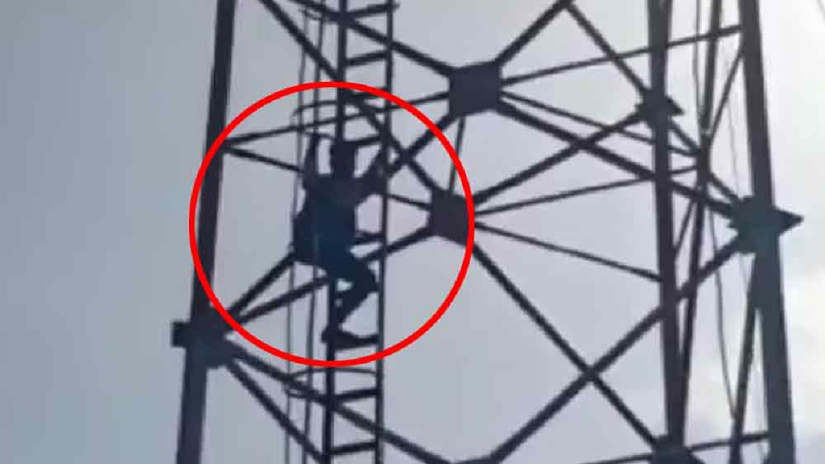 স্ত্রী ফিরছে না, থানার সামনে হাত কেটে মোবাইল টাওয়ারে চড়লো যুবক