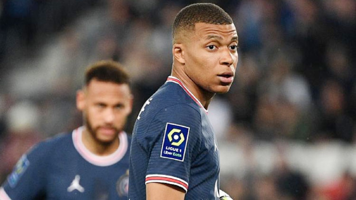 মেসিকে পাস দেয়ায় ক্ষুব্ধ প্রতিক্রিয়া এমবাপ্পের