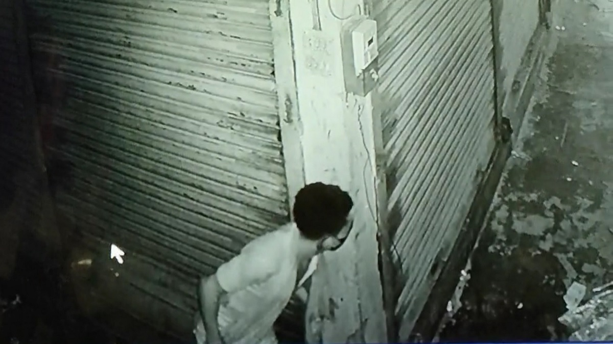 নাটোরে ৬ দোকানে চুরির ঘটনা ধরা পড়লো সিসিটিভি ক্যামেরায়