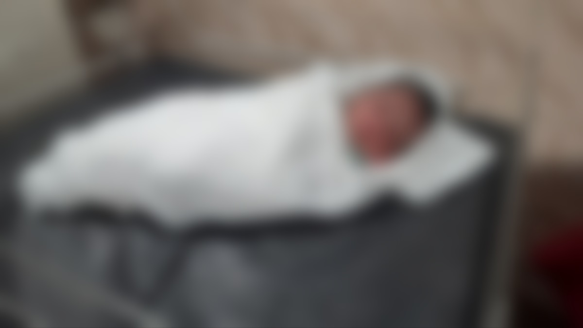 মাঠে হাঁস চরাতে গিয়ে কান্নার আওয়াজ পান নারী, ব্যাগ খুলে দেখলেন নবজাতক