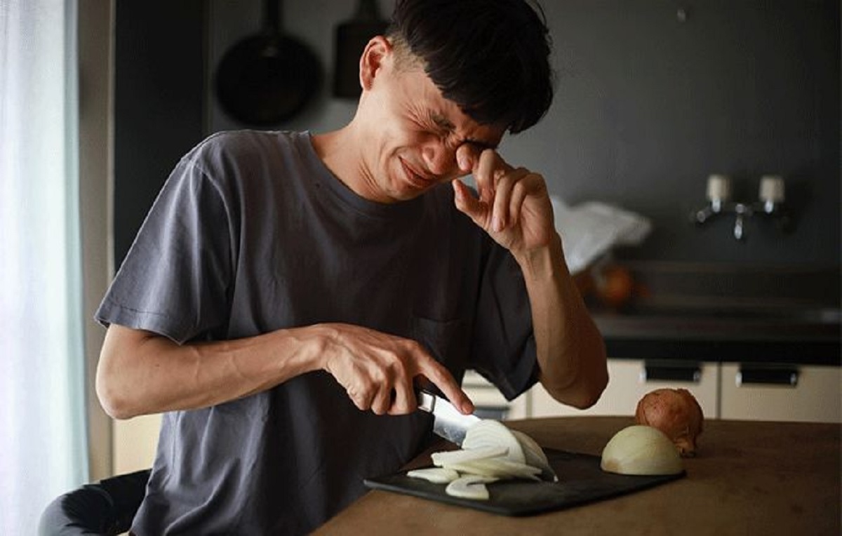 চোখে পানি ছাড়াই পেঁয়াজ কাটার উপায়