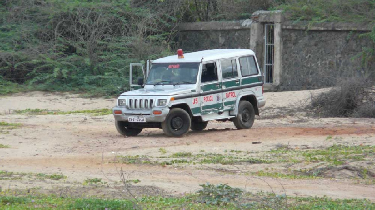 ইনস্টাগ্রামের ভিডিও বানানোর জন্য পুলিশের গাড়ি চুরি! আটক ২