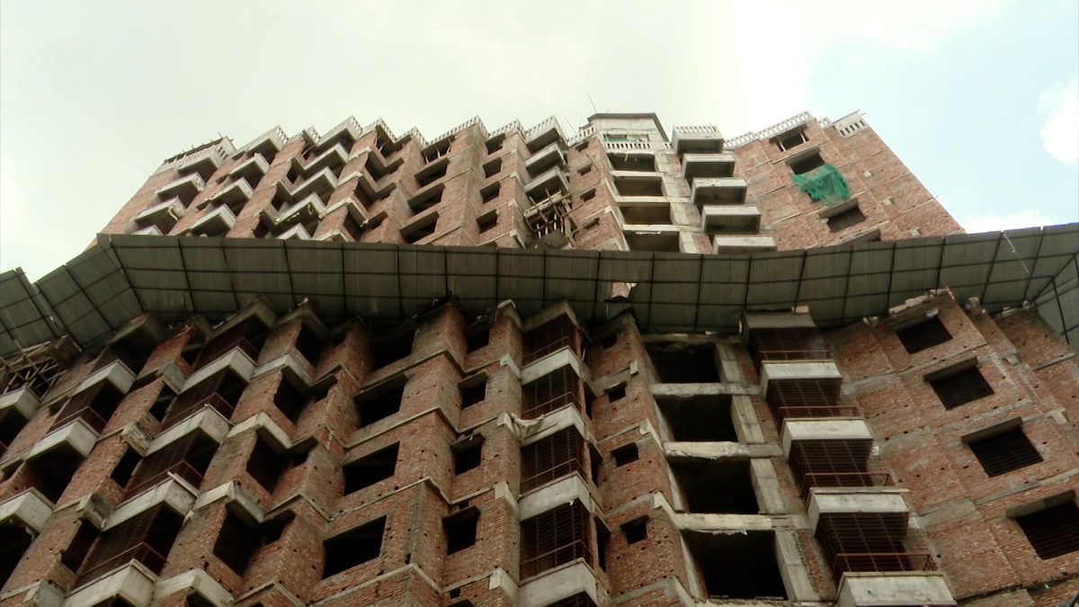 রাজধানীতে নির্মাণাধীন ভবন থেকে কংক্রিট পড়ে গুরুতর আহত লেগুনা চালক