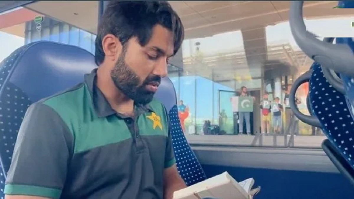 বাসে সতীর্থরা যখন মোবাইল নিয়ে ব্যস্ত, তখন পবিত্র কোরআন পাঠে মগ্ন রিজওয়ান (ভিডিও)