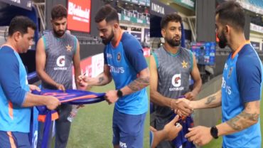 ভারত-পাকিস্তান হৃদ্যতা: হারিস রউফকে জার্সি উপহার দিলেন কোহলি (ভিডিও)