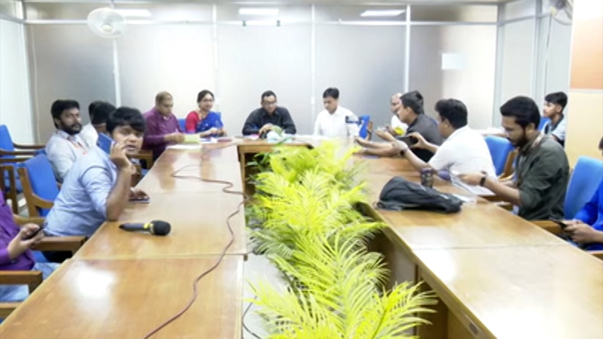 তেল কম দেয়ায় ফিলিং স্টেশনকে জরিমানা, পেট্রোল পাম্প মনিটরের নির্দেশ ভোক্তা অধিদফতরের