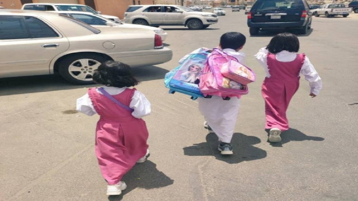 ছোট দুই বোনের স্কুলব্যাগ কাঁধে নিয়ে ভাইরাল ৯ বছর বয়সী ভাই