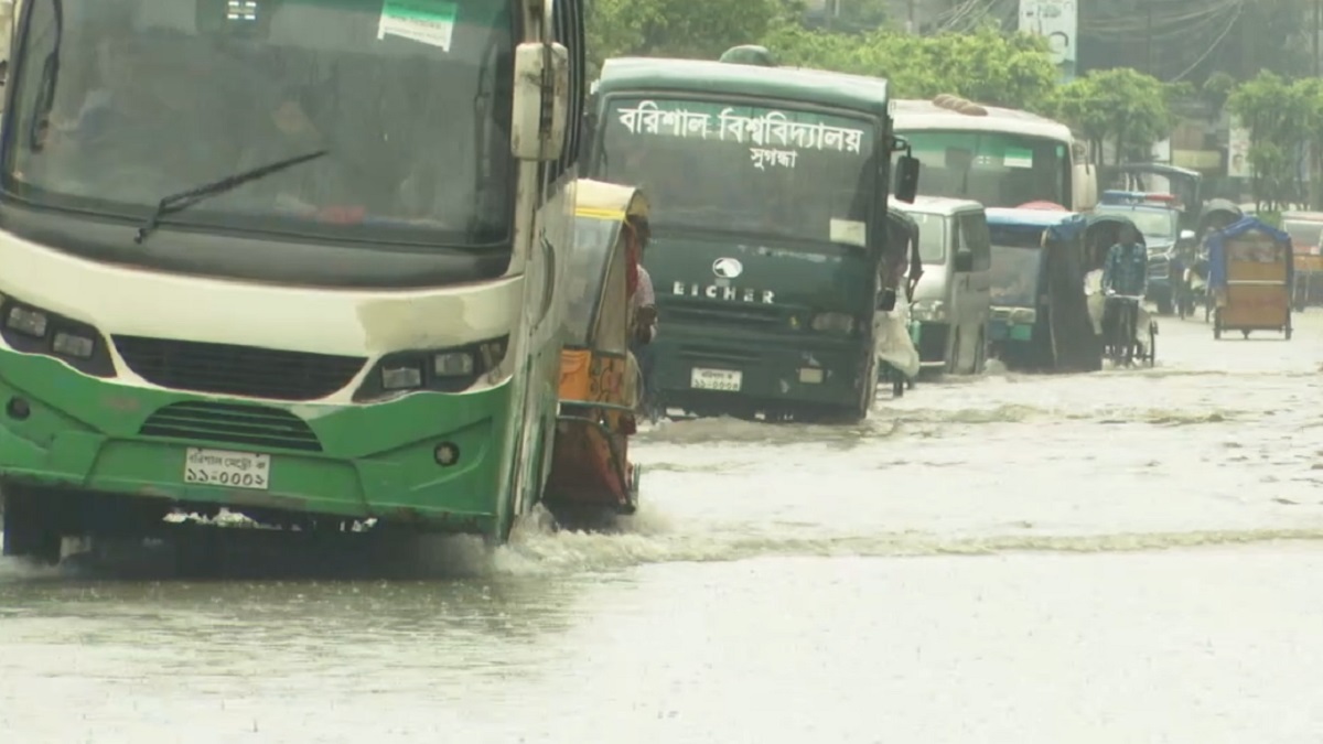 আধাঘণ্টার বৃষ্টিতেই তলিয়ে যায় বরিশাল নগরীর বেশিরভাগ সড়ক