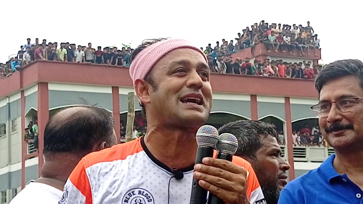 জন্মদিনে ফরিদপুরে ফুটবল খেললেন ব্যারিস্টার সুমন, সন্তুষ্ট থাকতে হলো ড্রতে