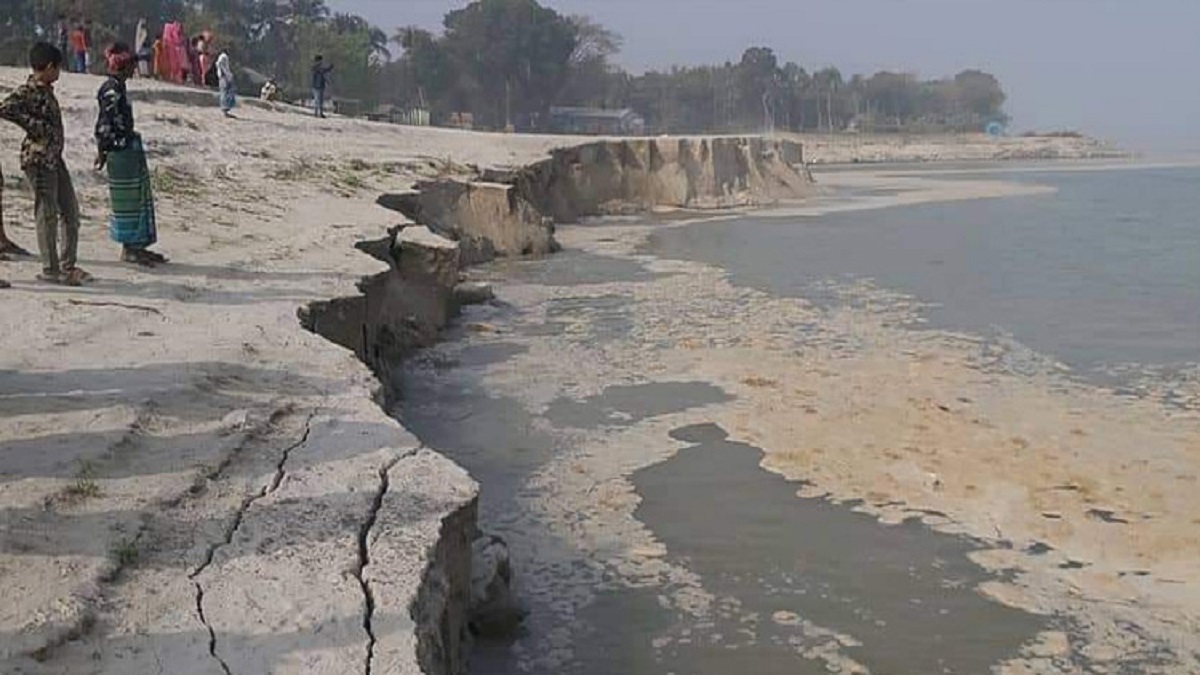 বিপৎসীমার ওপর দিয়ে বইছে মুহুরী নদীর পানি, বাঁধে ভাঙন