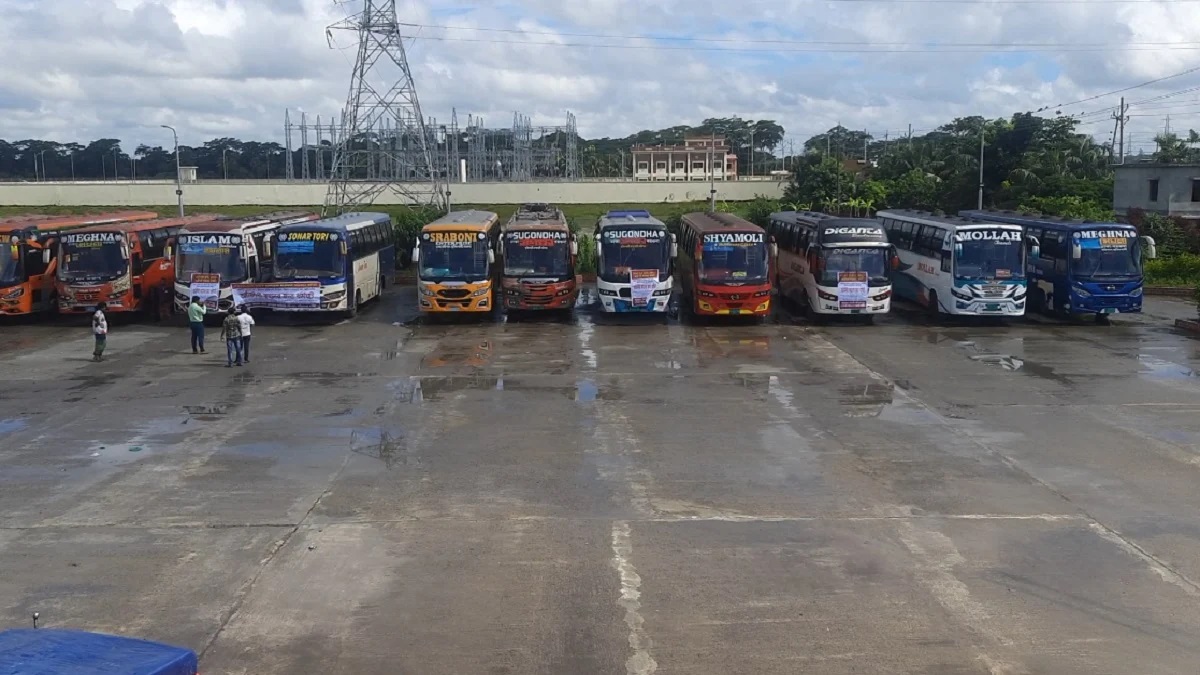 বরগুনা থেকে ঢাকাগামী বাস চলছে না আজও, ভোগান্তিতে যাত্রীরা