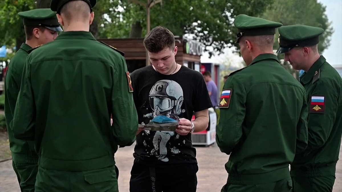 ভ্রাম্যমাণ ট্রাকে করে সেনা সংগ্রহে নেমেছে রাশিয়া, নিয়োগ করছে বিদেশিদেরও