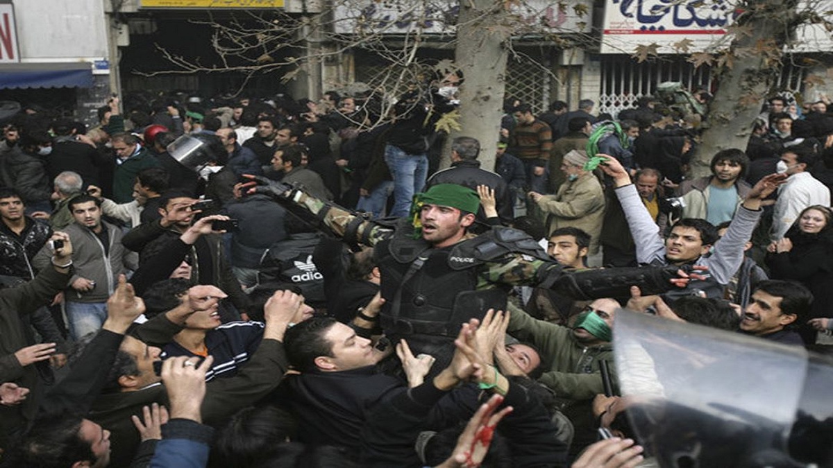 ইরানে চলমান বিক্ষোভে পুলিশের গুলিতে নিহত ৫