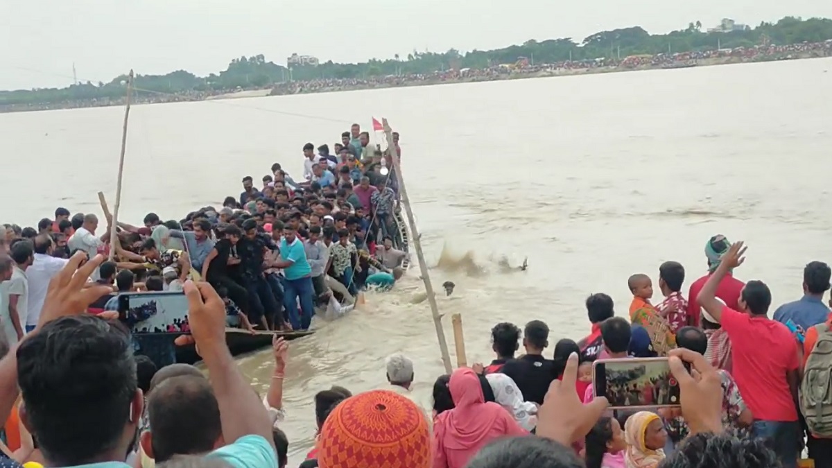 নৌকাবাইচ দেখতে গিয়ে নৌকাডুবি, নিখোঁজ ১