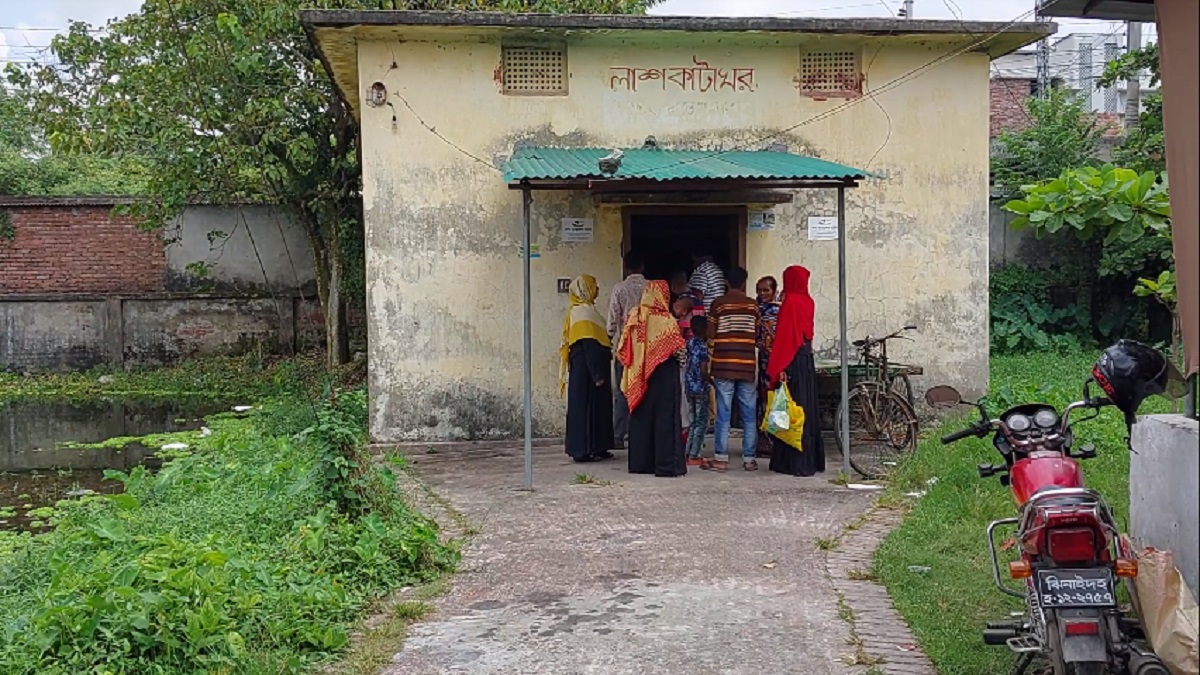 চোর সন্দেহে মানসিক ভারসাম্যহীনকে পেটাতে নিষেধ করে নিজেই খুন হলেন রাজ্জাক